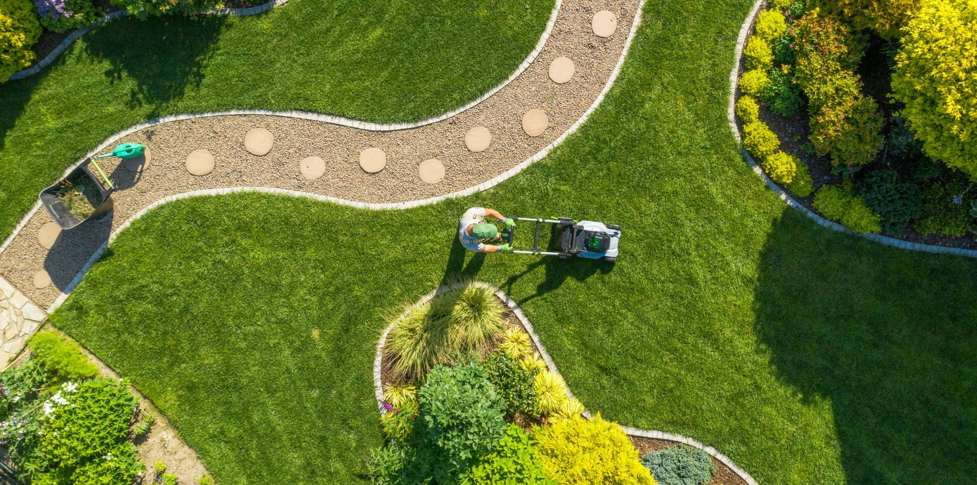 jardinero en mantenimiento de jardín