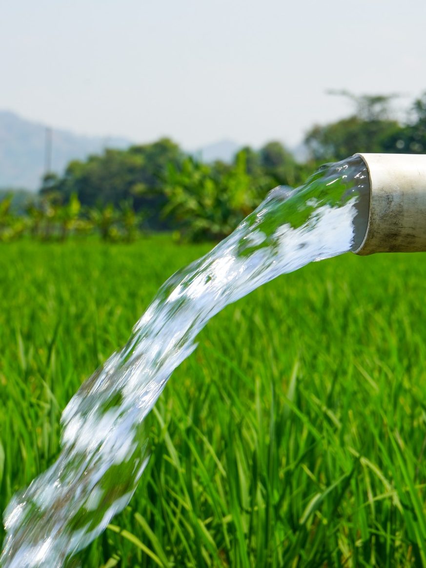 Agua saliendo de una tuberia de pozo